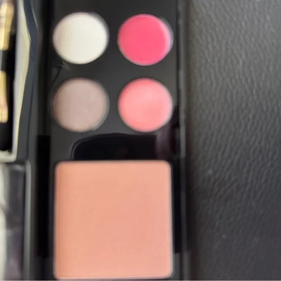Elizabeth Arden Eyeshadow Palette - Pink, Cream, and Brown Shades - Picture 4 of 4